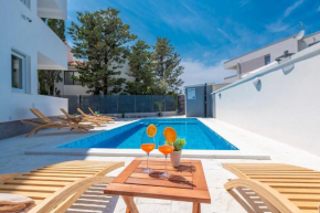 Villa Star 2 a centrally located ap. with a pool, Novalja